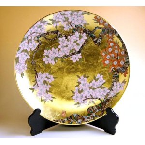 画像: 【有田焼】金襴手（金箔）桜　尺３寸皿（40ｃｍ）（皿立 / 木箱付）